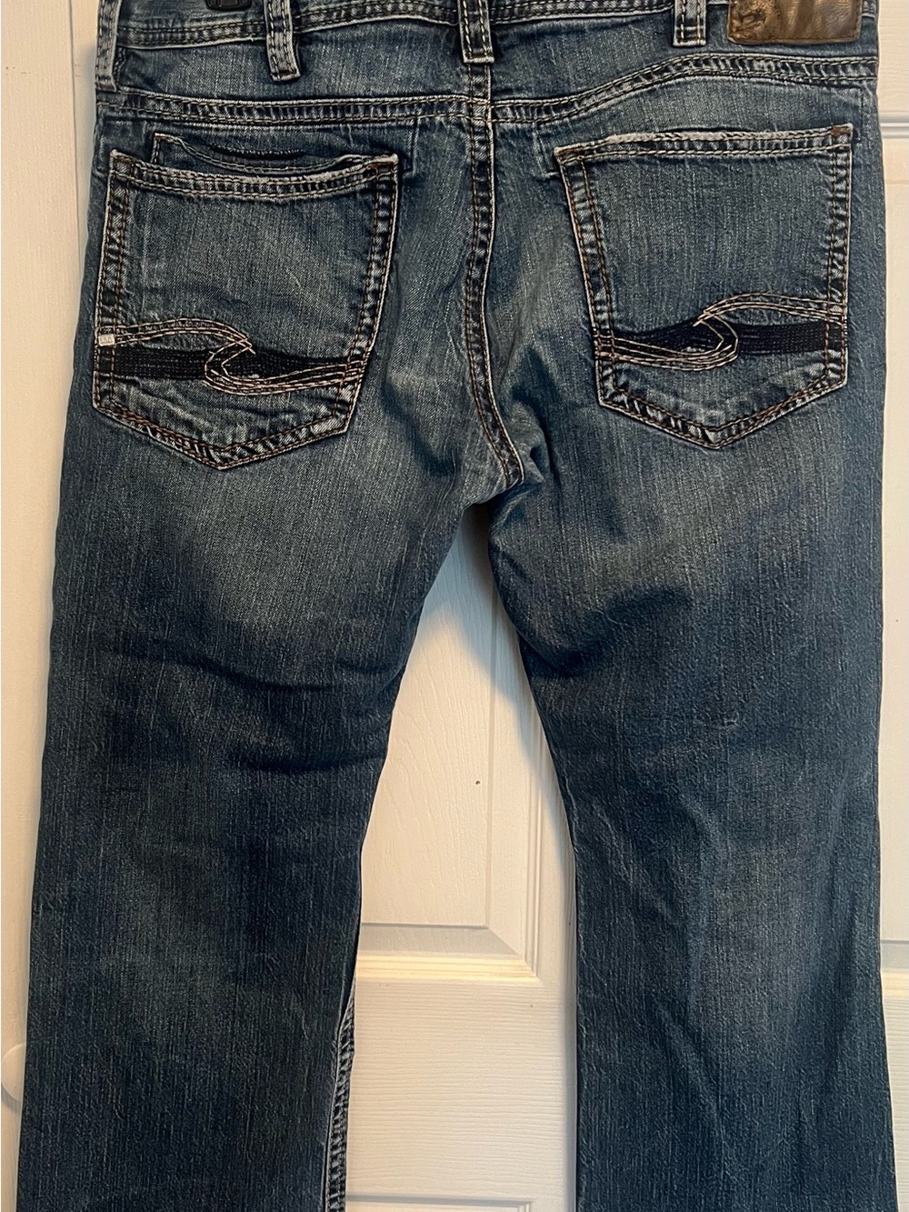 Silver Jeans Men’s Straight Leg Blue Denim with Back Pocket Stitch